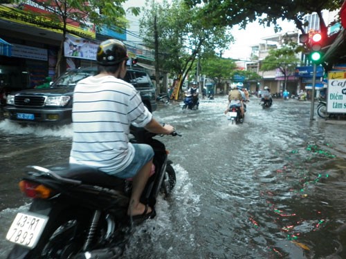 Nước ngập nặng ở giao lộ Đống Đa – Lý Tự Trọng